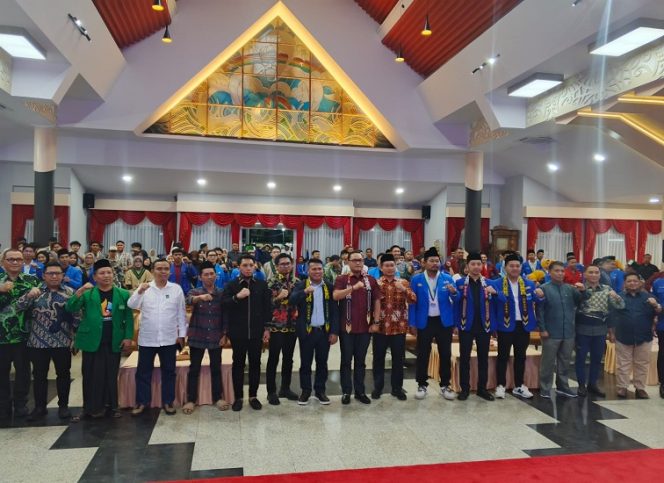 
Anggota DPRD Kukar, Desman Minang Endianto, bersama pengurus PMII Kaltim periode 2025–2027 usai pelantikan di Pendopo Odah Etam, Tenggarong. (Angga/okeborneo.com)