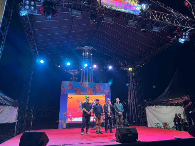 
Asisten III Dafip Haryanto membuka Pekan Pesta Rasa 2025 di panggung utama Taman Kota Raja Tenggarong. (Angga/okeborneo.com)