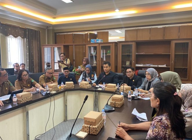 
Anggota DPRD Kukar bersama perwakilan OPD dan lembaga perlindungan anak membahas kasus dugaan pencabulan di salah satu ponpes Tenggarong Seberang. (Angga/okeborneo.com)