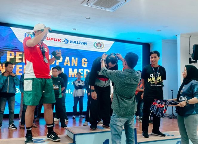 
Penyerahan medali kepada peserta Powarda 2025 usai pertandingan cabang olahraga. (Angga/okeborneo.com)