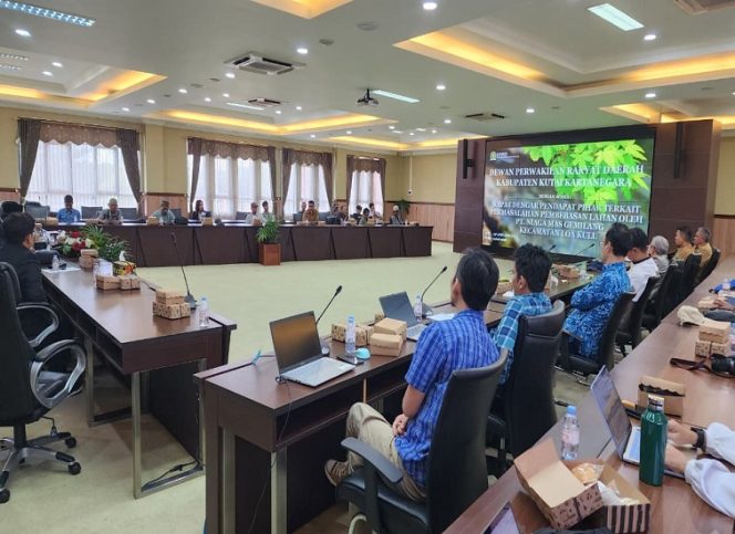 
Suasana rapat dengar pendapat di DPRD Kukar membahas penyelesaian sengketa lahan antara warga Desa Jonggon dan pihak perusahaan. (Angga/okeborneo.com)