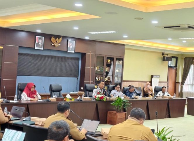 
Rapat Pansus DPRD bersama pejabat Pemkab Kukar membahas finalisasi RPJMD 2025–2029 di ruang Banmus DPRD Kukar. (Angga/okeborneo.com)