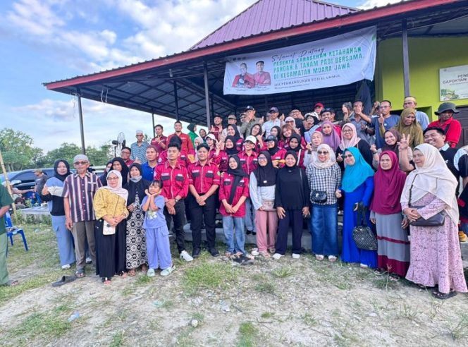 
Rahmat Dermawan bersama peserta sarasehan dan petani saat kegiatan tanam padi di Muara Jawa Ulu. (Angga/okeborneo.com)