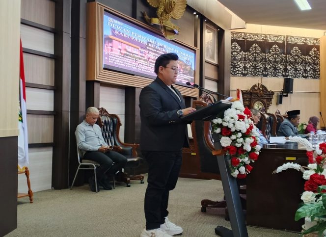
Juru Bicara Pansus DPRD Kukar, Annisa Mulia Utami, membacakan laporan akhir Raperda Kawasan Tanpa Rokok dalam paripurna. (Angga/okeborneo.com)