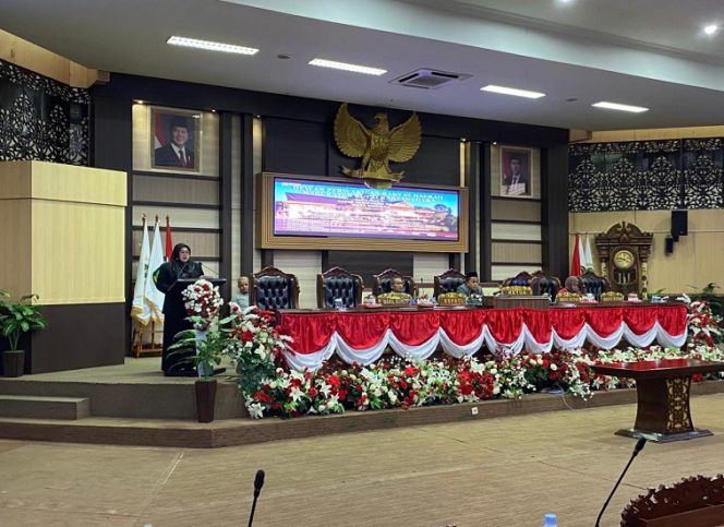 
Anggota DPRD Kukar Hj. Fatlon Nisa menyampaikan pandangan terkait Raperda Kota Ramah HAM dalam Rapat Paripurna. (Angga/okeborneo.com)