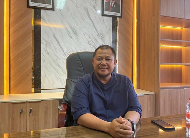 
Wakil Ketua DPRD Kukar Abdul Rasid meminta Pemkab segera menebang pohon rawan tumbang di jalur Tenggarong Seberang–Samarinda. (Angga/okeborneo.com)