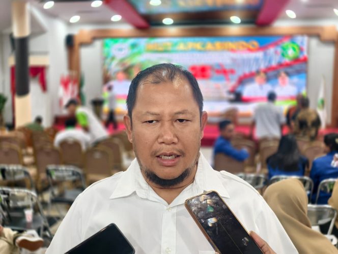 
Abdul Rasid memberikan keterangan usai menghadiri kegiatan HUT ke-25 APKASINDO di Pendopo Odah Etam. (Angga/okeborneo.com)