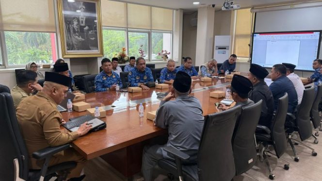
Rapat koordinasi Pemkab Kukar membahas standarisasi halal RPH dan kebutuhan Juleha. (Angga/okeborneo.com)