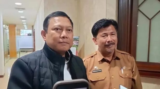 
Ketua Satgas PKH, Febrie Ardiansyah (kiri), bersama Sekda Kukar Sunggono usai membahas sinergi penertiban kawasan hutan di Kutai Kartanegara. (Angga/okeborneo.com)