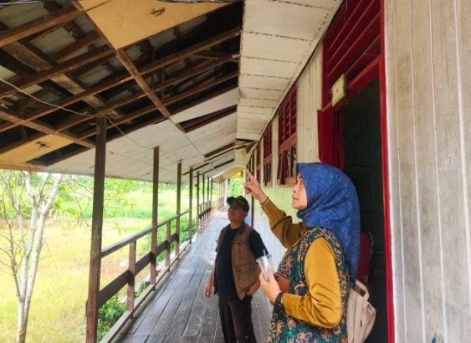 
Anggota Komisi IV DPRD Kukar meninjau kondisi atap sekolah yang rusak di wilayah hulu. (Angga/okeborneo.com)