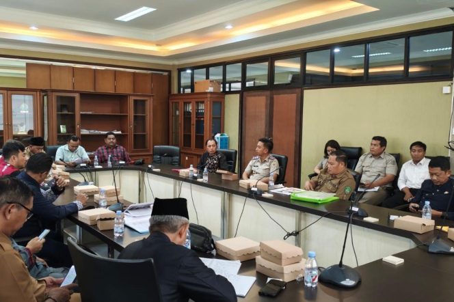 
Suasana Rapat Dengar Pendapat (RDP) Komisi I DPRD Kutai Kartanegara bersama perwakilan OPD dan warga terkait sengketa tanah di Jalan Patin Kuning, Kelurahan Timbau. (Angga/okeborneo.com)