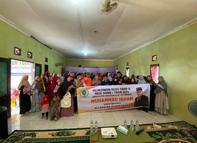 
Muhammad Idham bersama warga Sidomukti saat pelaksanaan Reses Tahap III di Kecamatan Muara Kaman. (Angga/okeborneo.com)