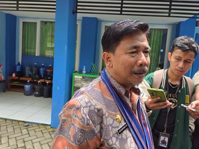 
Sekda Kukar Sunggono memberikan keterangan terkait rencana kanal pengawasan dana RT. (Angga/okeborneo.com)