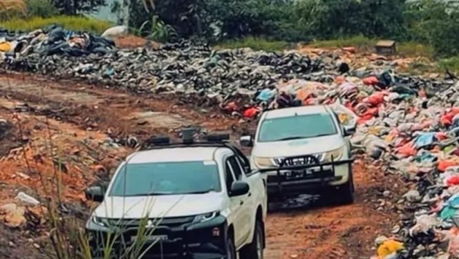 
Kondisi tumpukan sampah di TPA Samboja, Kutai Kartanegara, yang kini dalam tahap penataan ulang oleh DLHK Kukar untuk rehabilitasi dan perbaikan sistem pengelolaan. (Angga/okeborneo.com)