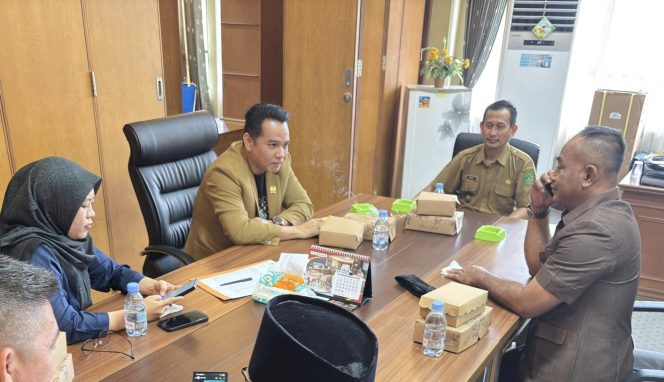 
Anggota Komisi I DPRD Kukar, Erwin, memimpin rapat dengar pendapat terkait dugaan keterlibatan aparat desa dalam aktivitas tambang emas ilegal di Tabang. (Angga/okeborneo.com)