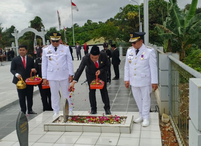 
Ketua DPRD Kukar Ahmad Yani bersama jajaran Forkopimda menabur bunga di Taman Makam Pahlawan saat peringatan HUT ke-80 RI, Minggu (17/8/2025). (Angga/okeborneo.com)