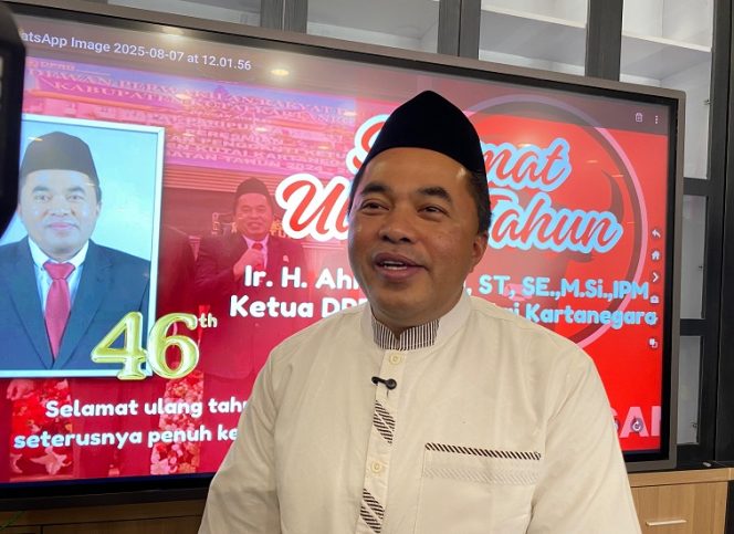 
Ketua DPRD Kutai Kartanegara Ahmad Yani saat memberikan keterangan usai menghadiri kegiatan di Tenggarong. (Angga/okeborneo.com)