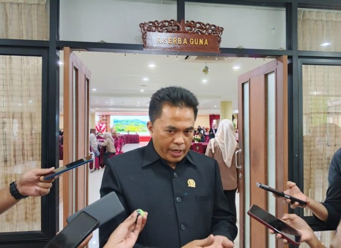
Ketua DPRD Kukar Ahmad Yani menekankan pentingnya pengembangan SDM sebagai fondasi pembangunan daerah. (Angga/okeborneo.com)