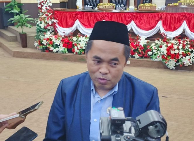 
Ketua DPRD Kutai Kartanegara Ahmad Yani menegaskan pentingnya penyelesaian persoalan pembangunan TK Negeri 1 Muara Wis agar tak menghambat kegiatan belajar. (Angga/okeborneo.com)