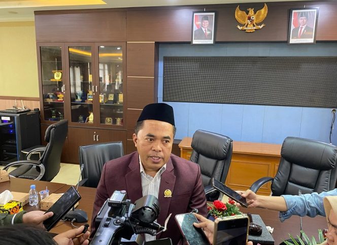 
Ketua DPRD Kutai Kartanegara, Ahmad Yani, memberikan keterangan kepada wartawan terkait penerapan efisiensi anggaran daerah sesuai Inpres 1/2025. (Angga/okeborneo.com)