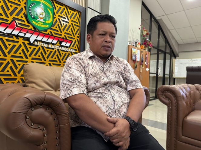 
Aji Ali Husni saat menjelaskan perkembangan layanan Siperaga di kantor Dispora Kukar. (Angga/okeborneo.com)