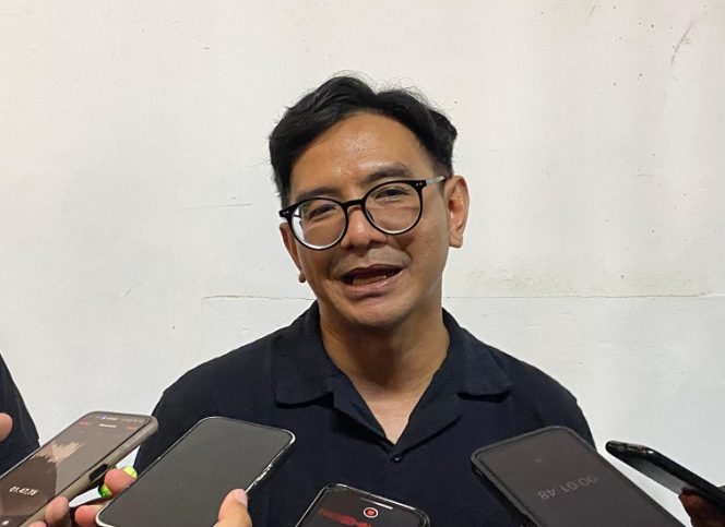 
Anggota DPRD Kutai Kartanegara Ahmad Akbar Haka Saputra saat memberikan keterangan kepada awak media. (Angga/okeborneo.com)