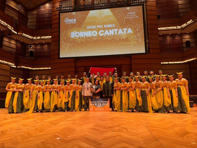 
Anggota Borneo Cantata asal Samarinda berfoto bersama setelah dinobatkan sebagai Grand Prix Winner pada ajang Malaysian Choral Eisteddfod 2025 di Kuala Lumpur, Malaysia. (Istimewa)