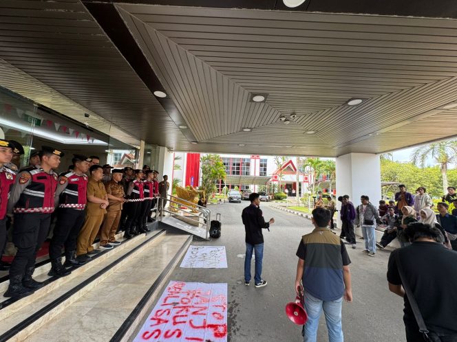 
Mahasiswa menyampaikan aspirasi terkait pencairan beasiswa di depan Kantor Bupati Kukar. (Angga/okeborneo.com)