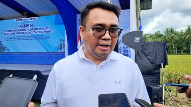 
Bupati Kutai Kartanegara, Aulia Rahman Basri, memberikan keterangan pers usai panen raya dan penerapan digital farming di Lapangan Bukit Biru, Tenggarong. (Angga/okeborneo.com)