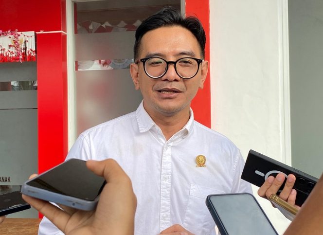 
Anggota Komisi IV DPRD Kutai Kartanegara Ahmad Akbar Haka Saputra memberikan keterangan kepada awak media usai meninjau kasus dugaan pencabulan di Ponpes Tenggarong Seberang. (Angga/okeborneo.com)