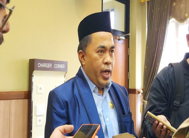 
Ketua DPRD Kutai Kartanegara Ahmad Yani memberikan keterangan kepada awak media usai rapat pembahasan Raperda di Gedung DPRD Kukar. (Angga/okeborneo.com)