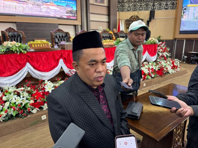 
Ketua DPRD Kutai Kartanegara Ahmad Yani memberikan keterangan kepada awak media. (Angga/okeborneo.com)