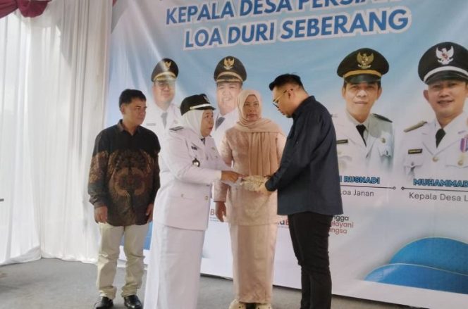 
Bupati Kutai Kartanegara Aulia Rahman Basri melantik Sumiati sebagai Penjabat Kepala Desa Loa Duri Seberang di halaman kantor desa persiapan, Sabtu (16/8/2025). (Angga/okeborneo.com)
