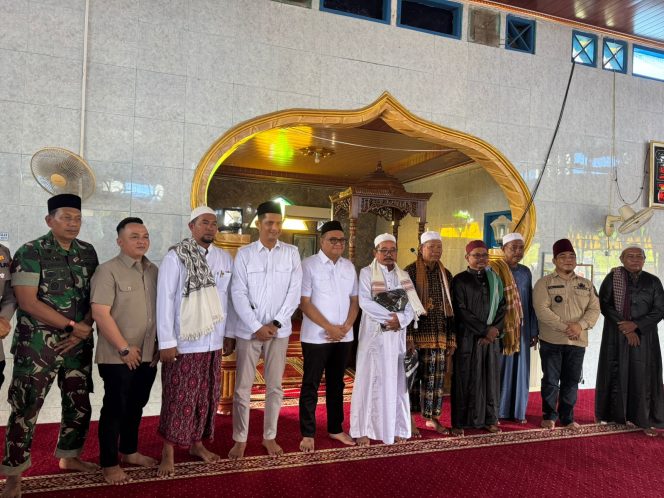 
Bupati Kukar Aulia Rahman Basri bersama tokoh agama dan masyarakat Desa Sigihan usai menyerahkan bantuan masjid. (Angga/okeborneo.com)