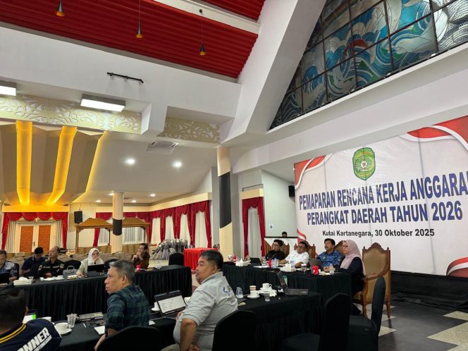 
Bupati Aulia Rahman Basri dan Wakil Bupati Rendi Solihin memimpin rapat pemaparan RKA 2026 di Pendopo Odah Etam. (Angga/okeborneo.com)