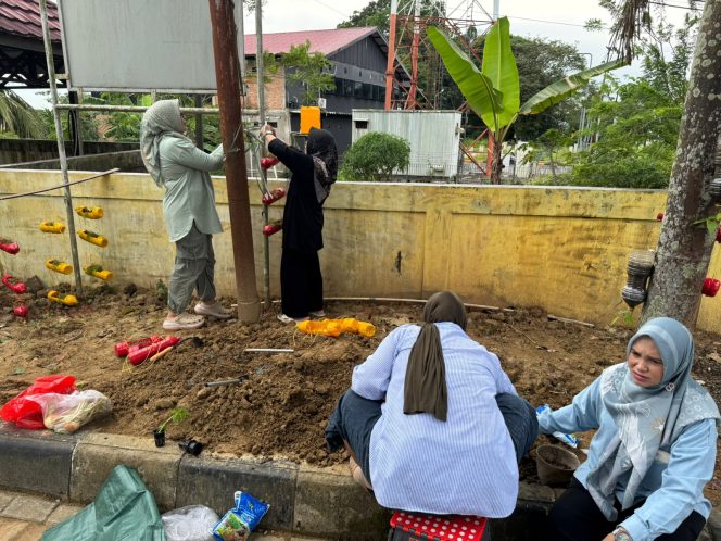 
Anggota DWP UP DLHK Kukar menanam tanaman hias dan sayuran di lingkungan kantor DLHK Kukar. (Angga/okeborneo.com)