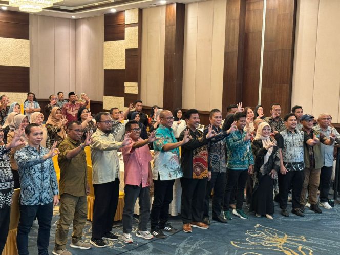 
Peserta Rapat Koordinasi Penyusunan Kebijakan Pengelolaan Persampahan 2025 berpose bersama seusai kegiatan di Hotel Midtown Samarinda. (Angga/okeborneo.com)