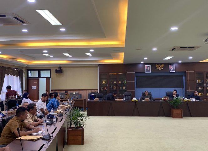 
Rapat dengar pendapat di DPRD Kukar membahas penyelesaian sengketa lahan sawit antara warga Jonggon dan pihak perusahaan. (Angga/okeborneo.com)