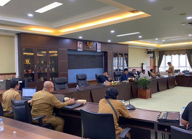 
Suasana Rapat Dengar Pendapat (RDP) DPRD Kutai Kartanegara membahas penyelesaian sengketa batas Desa Sidomulyo dan Tabang Lama. (Angga/okeborneo.com)