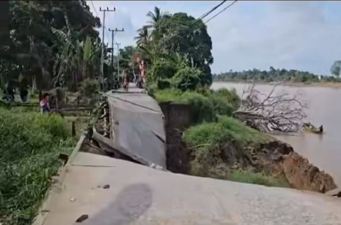 
Sebagian badan jalan di tepi Sungai Mahakam di Kecamatan Kota Bangun amblas akibat longsor, Selasa (19/8/2025). (Angga/okeborneo.com)
