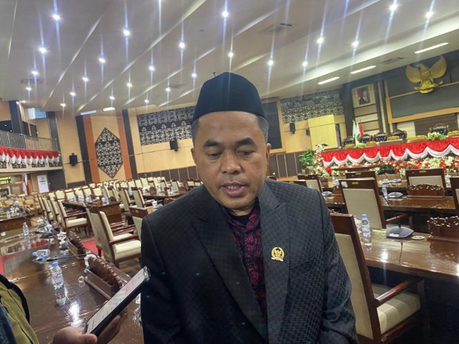 
Ketua DPRD Kutai Kartanegara Ahmad Yani menanggapi rencana program Rp150 juta per RT yang dinilai perlu dikaji ulang karena keterbatasan anggaran. (Angga/okeborneo.com)