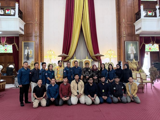 
Pengurus PWI Kukar berfoto bersama Sultan Kutai Kartanegara Ing Martadipura usai pertemuan silaturahmi di Kedaton Kesultanan. (Angga/okeborneo.com)
