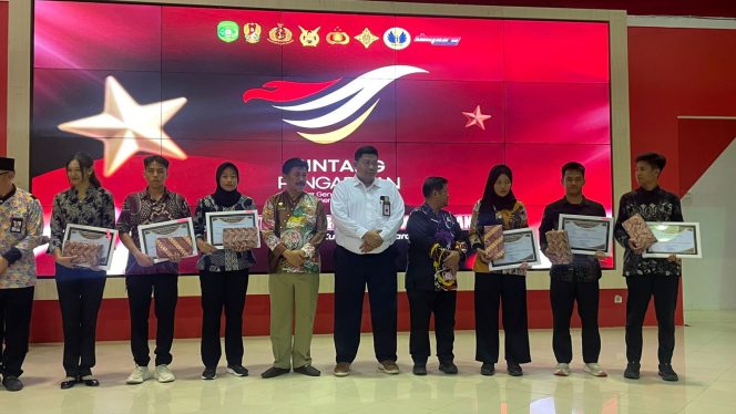 
Staf Khusus Presiden RI Rizky Andrika bersama jajaran Pemkab Kukar saat penutupan Program Binlat Bintang Pengabdian di Aula Dispora Kukar. (Angga/okeborneo.com)