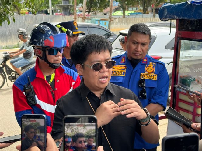 
Wakil Bupati Kukar Rendi Solihin memberikan keterangan kepada wartawan terkait rencana pembangunan mal dan bioskop di wilayah Kutai Kartanegara. (Angga/okeborneo.com)