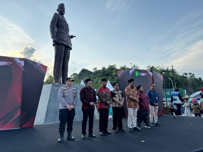 
Para pejabat berdiri di depan Patung Soekarno saat peresmian di kawasan RTH Sangasanga, Kutai Kartanegara. (Angga/okeborneo.com)