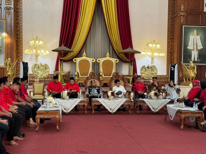 
Pengurus PDIP Kukar mengikuti silaturahmi bersama Sultan Kutai Kartanegara Ing Martadipura di Kedaton Kutai Kartanegara. (Angga/okeborneo.com)