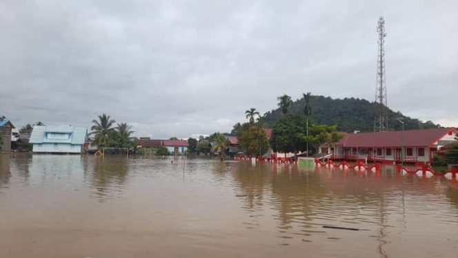 
Genangan banjir merendam permukiman warga di Kecamatan Tabang, Kutai Kartanegara. (Istimewa)