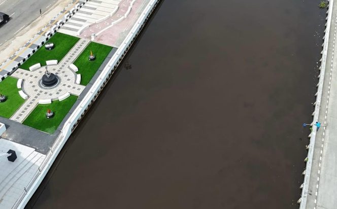 
Fenomena air bangar Sungai Mahakam memicu perubahan warna air baku, namun Perumda memastikan proses pengolahan dan distribusi tetap aman. (istimewa)