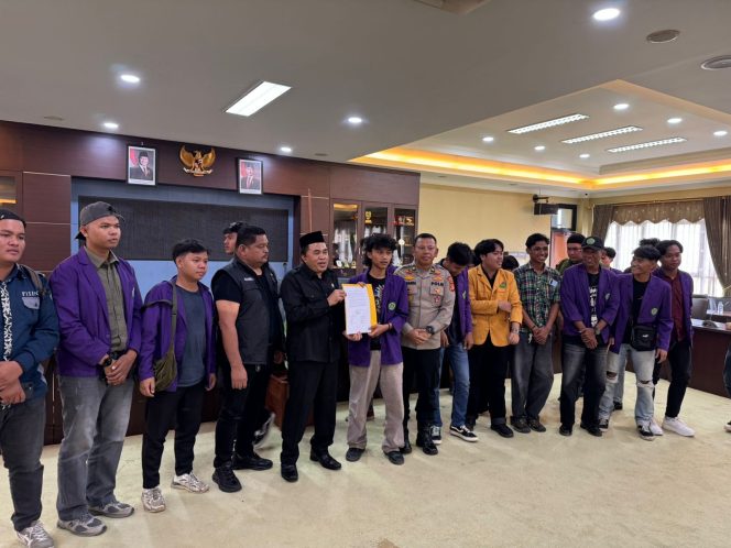 
Foto bersama Ketua dan Anggota DPRD Kukar bersama Aliansi Mahasiswa Kutai Kartanegara usai penandatanganan petisi penolakan Pilkada melalui DPRD. (Angga/okeborneo.com)