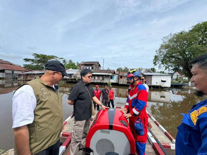 
Wakil Bupati Kukar Rendi Solihin meninjau lokasi penerapan hydrant kering di Jalan Kartini, Tenggarong. (Angga/okeborneo.com)